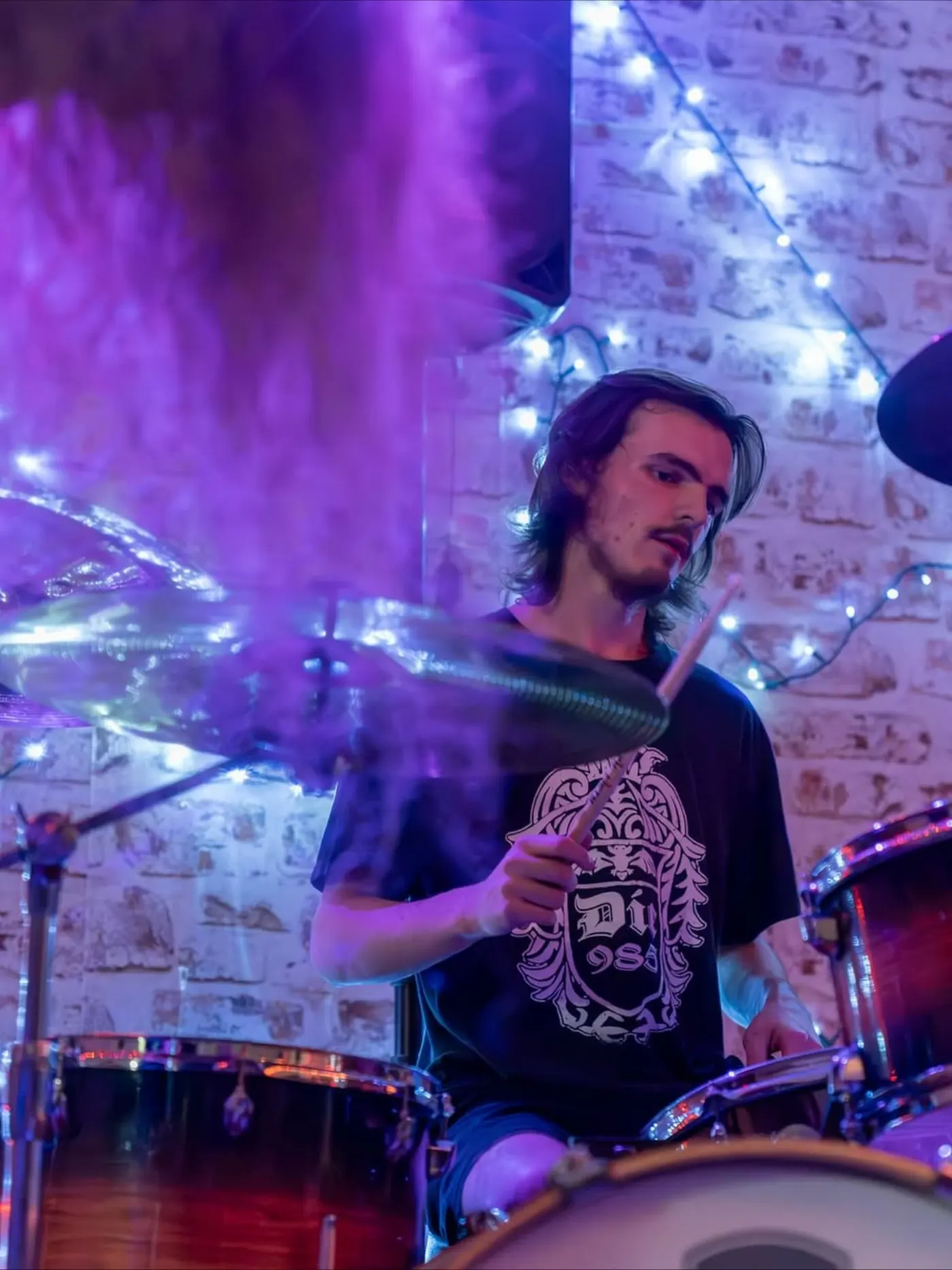 Swamplung live — drummer in haze